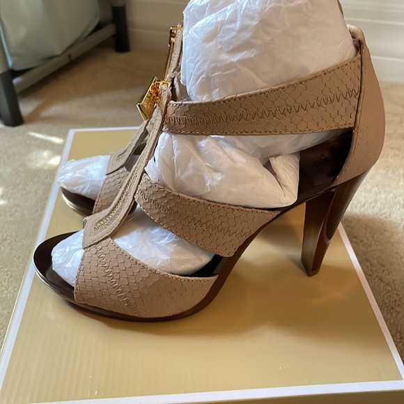 Michael Kors Berkeley T-Strap - Picture 2 of 4